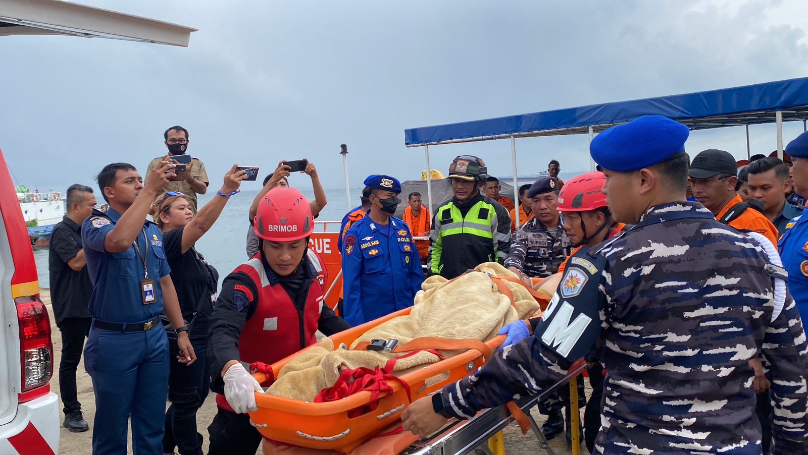 Basarnas Evakuasi Kru Kapal yang Sakit