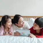 Orang Tua Mengarahkan Penggunaan Media Sosial pada Anak