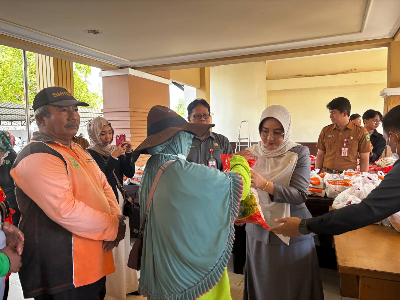 Sri Juniarsih Bagikan Paket Lebaran kepada Petugas Kebersihan dan Pertamanan
