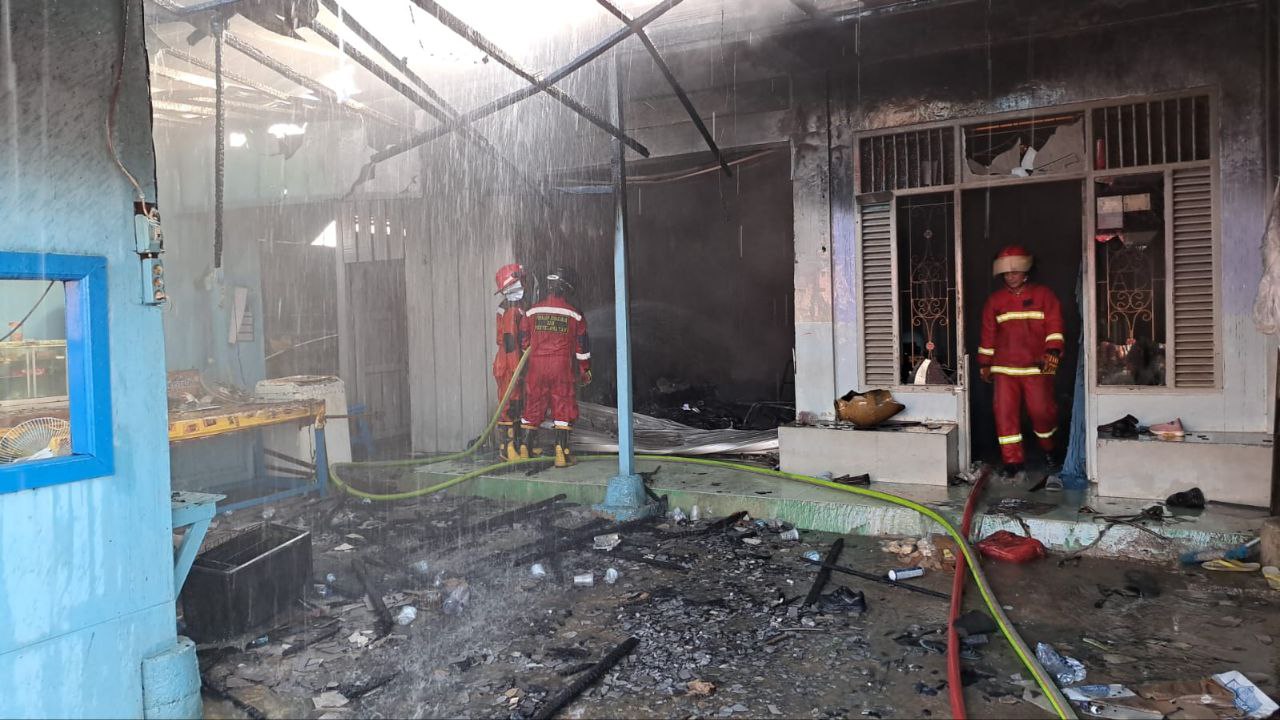 Rumah dan Warung Makan di Jalan Gatot Subroto Ludes Terbakar