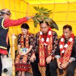 Antusiasme Warga Sambut Kedatangan Bupati dan Wakil Bupati Kutai Barat di Bandara Melalan