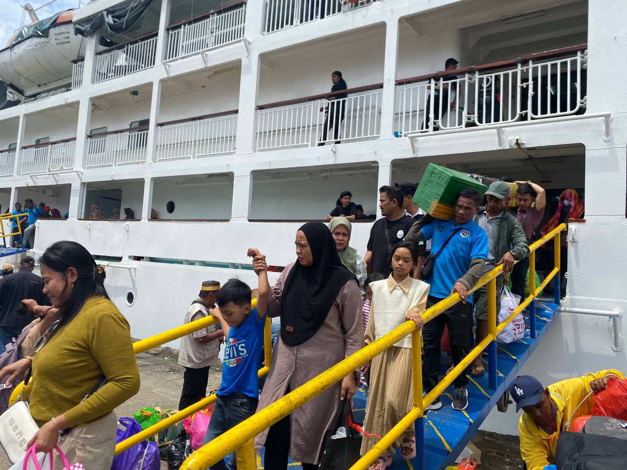 Puncak Arus Balik, Pelabuhan Samarinda Dipadati Ribuan Orang