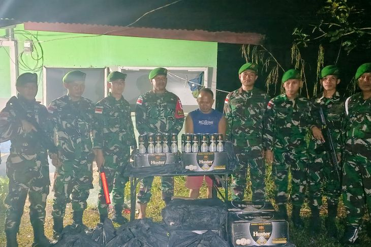 Satgas Pamtas Yonzipur 8 Gagalkan Penyelundupan 360 Botol Miras Ilegal dari Malaysia