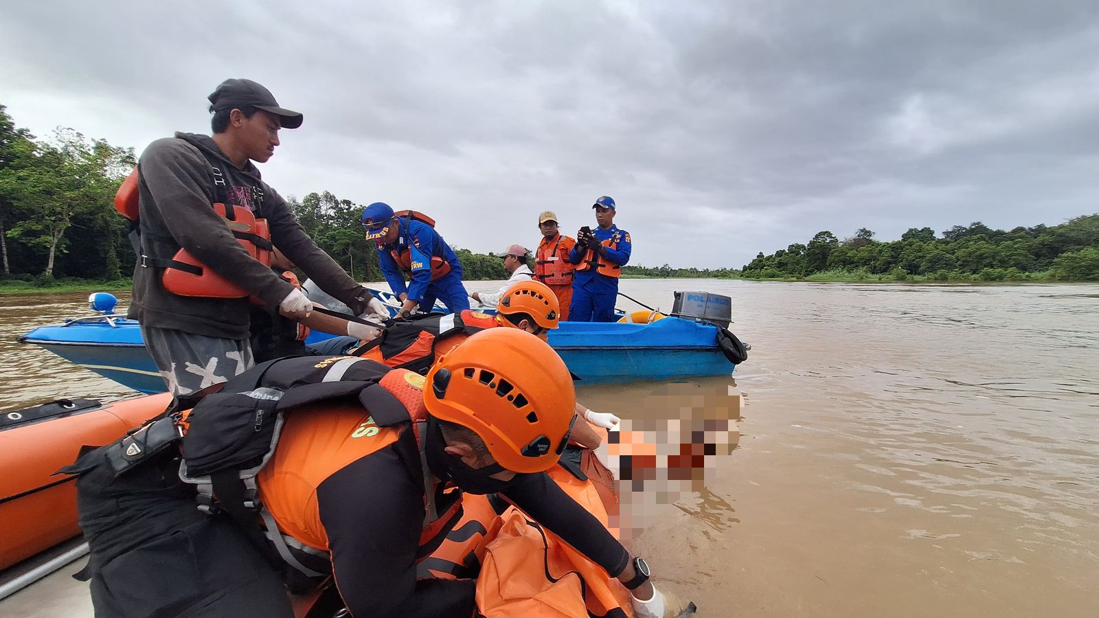 Operasi SAR Temukan Jasad Kru Kapal Tug Boat Megawati 17 di Sungai Mahakam