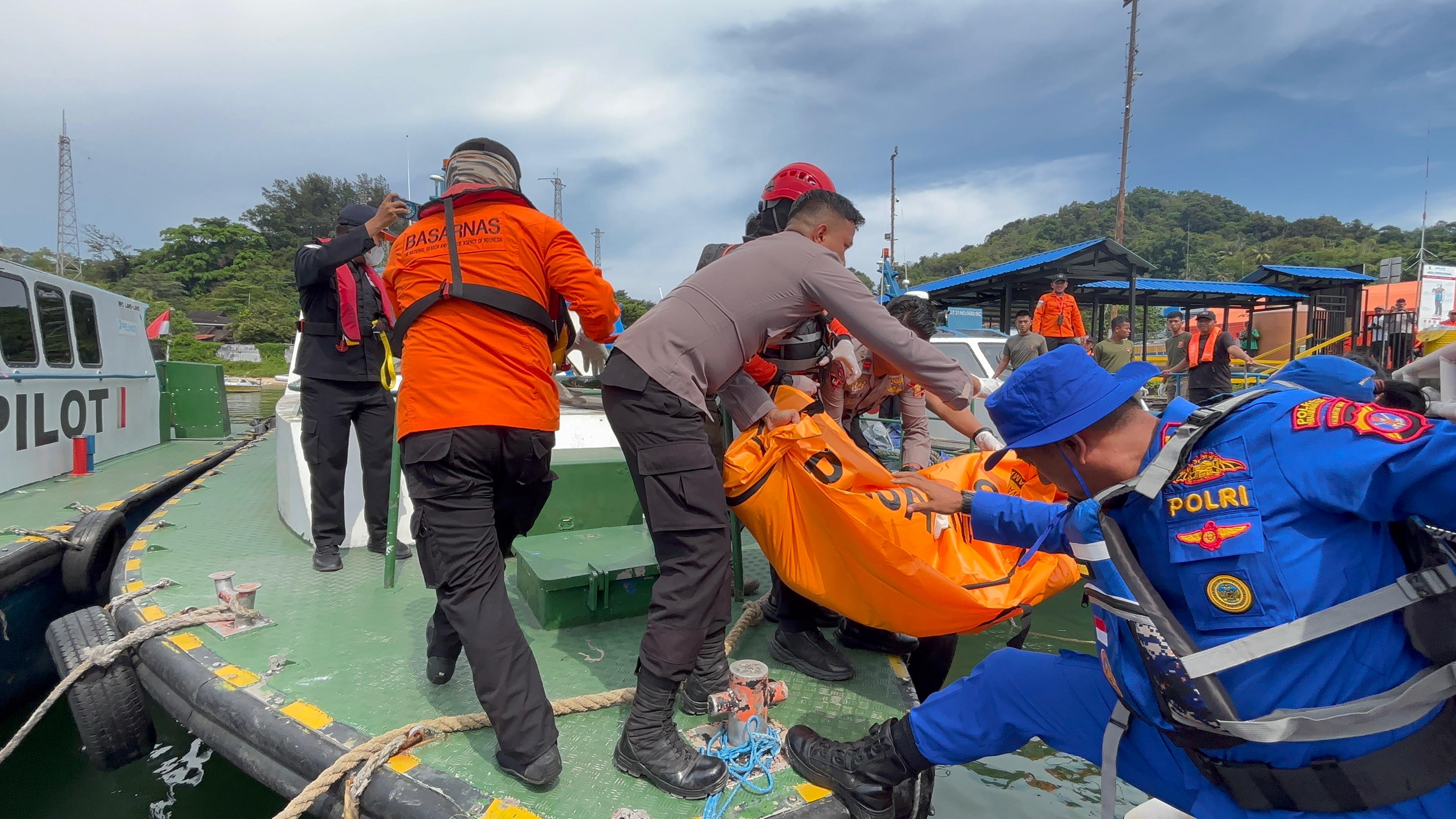 Penyelam Basarnas Temukan Satu Jasad Kru Kapal Feri Mukhlisa