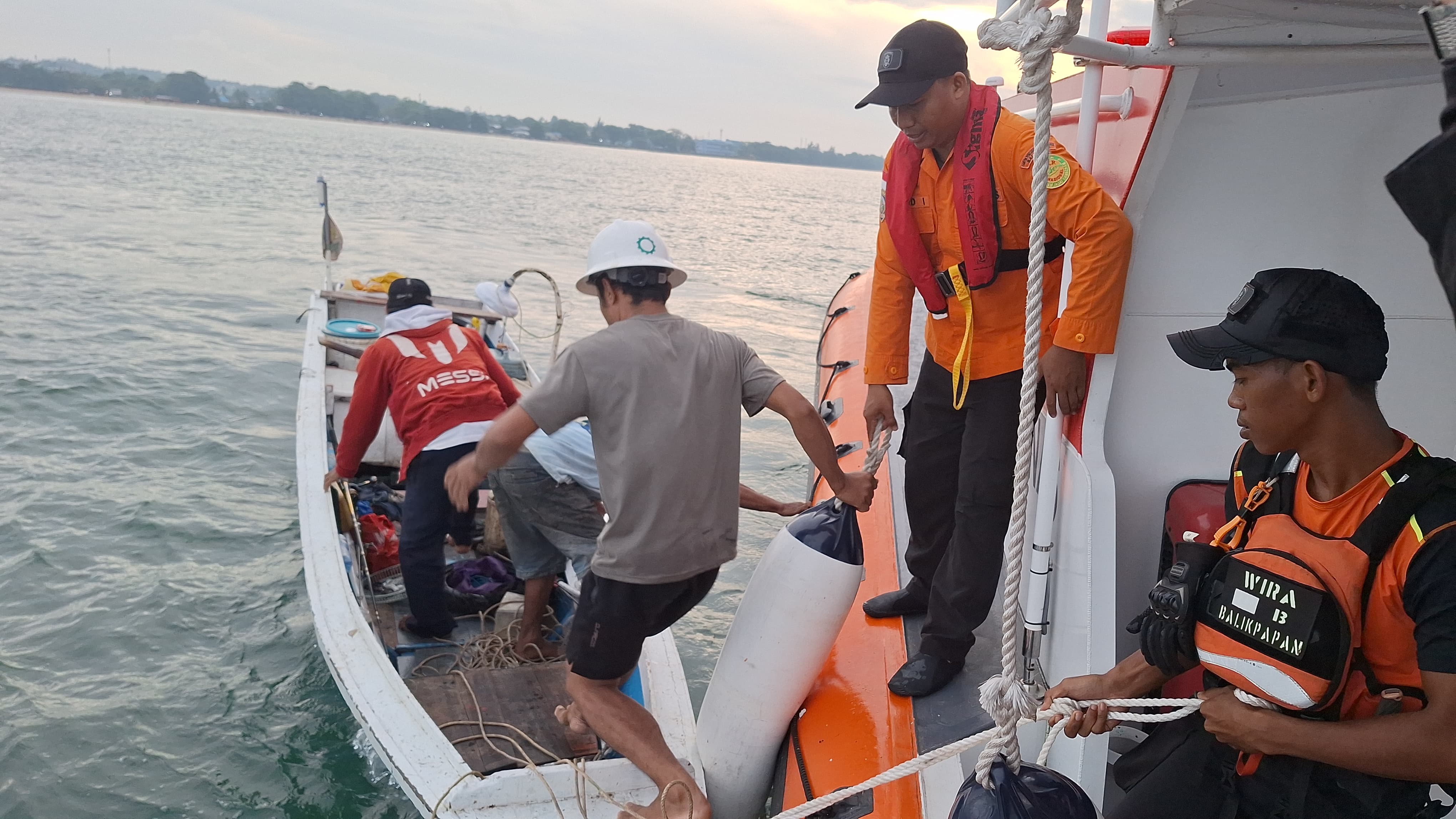 Mesin Kapal Ngadat, Tiga Pemancing Dievakuasi Tim SAR