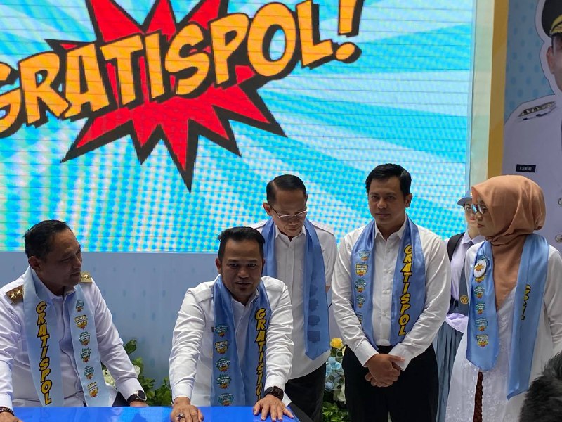 Siswa SMA/Sederajat Terima Atribut dan Seragam Gratis