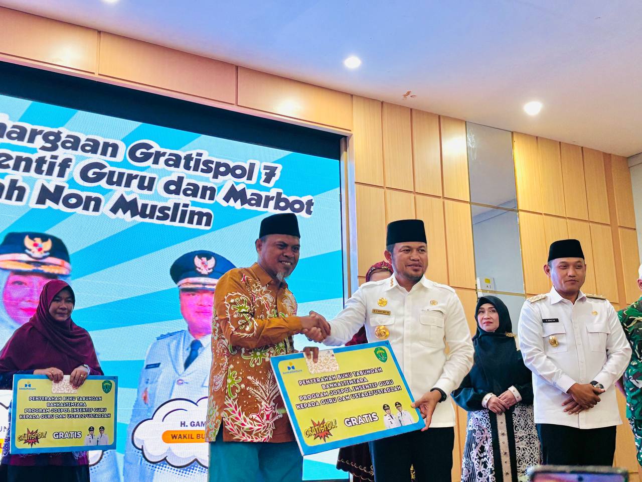 Gubernur dan Wagub Kaltim Serahkan Bantuan Program Gratispol dan Jospol di Berau