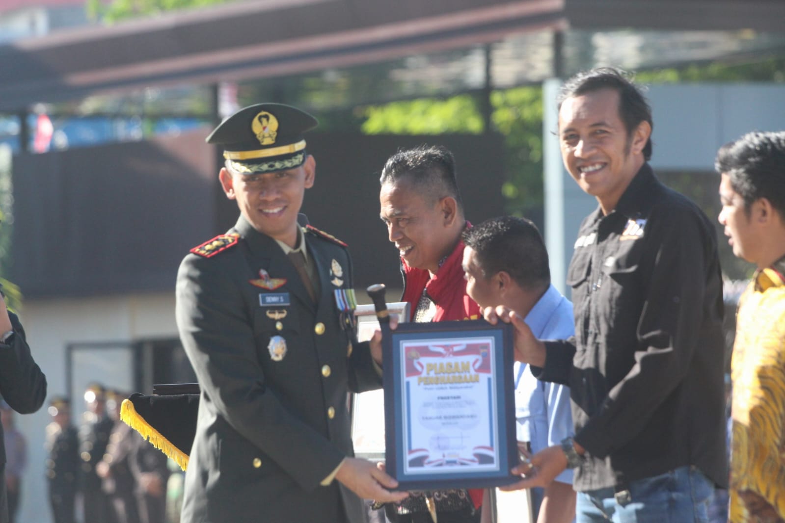 IJTI dan PWI Balikpapan Terima Penghargaan dari Polresta Balikpapan  pada Peringatan Hari Bhayangkara ke-79