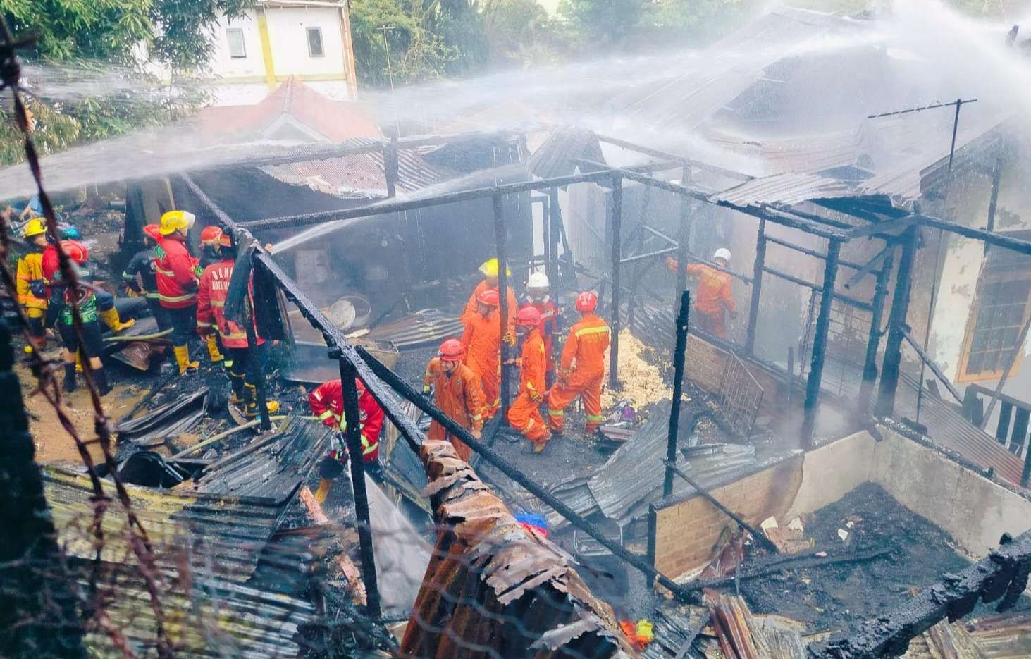 kebakaran Samarinda, rumah terbakar Samarinda, relawan luka kebakaran, pemadaman Samarinda Ulu, kebakaran permukiman padat
