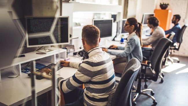 posisi duduk yang salah saat kerja, nyeri punggung dan leher, postur tubuh duduk benar, tips kesehatan pekerja kantoran, cara duduk ergonomis