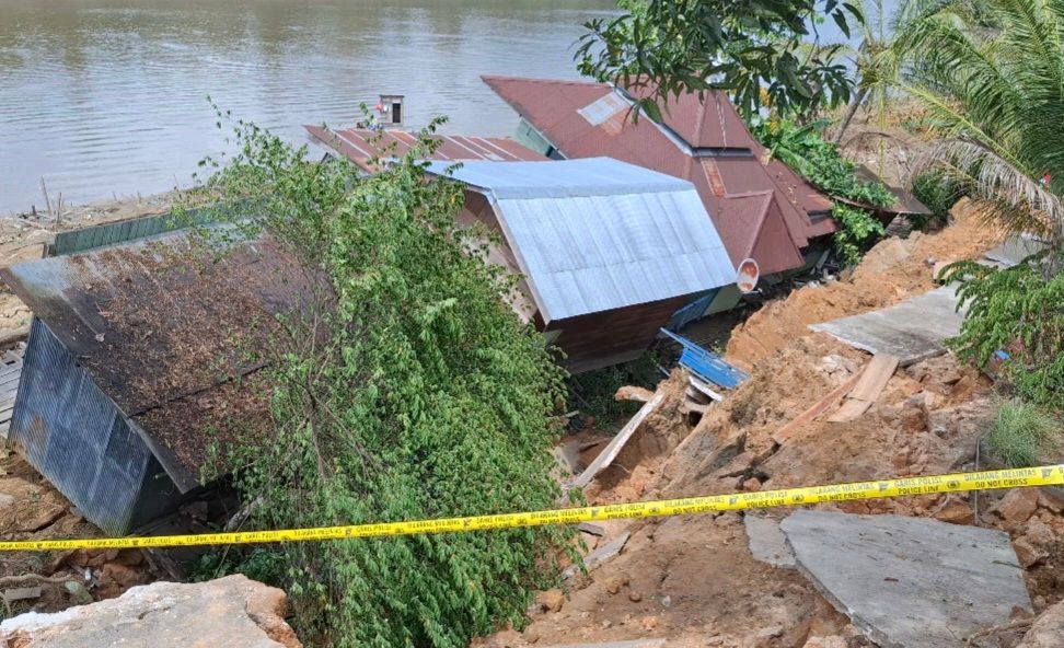 longsor Muara Bunyut, rumah rusak, Sungai Mahakam, jalan lumpuh, BPBD Kutai Barat