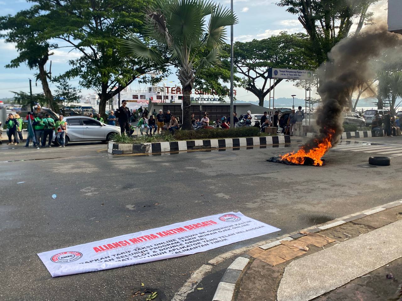 Saat Driver dan Ojol Bakar Ban dan Tutup Jalan