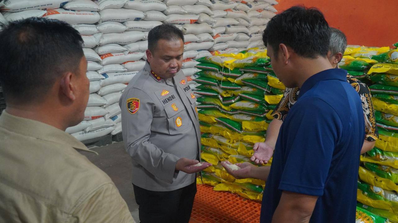 Kapolresta Samarinda Cek Stok Beras Bulog  