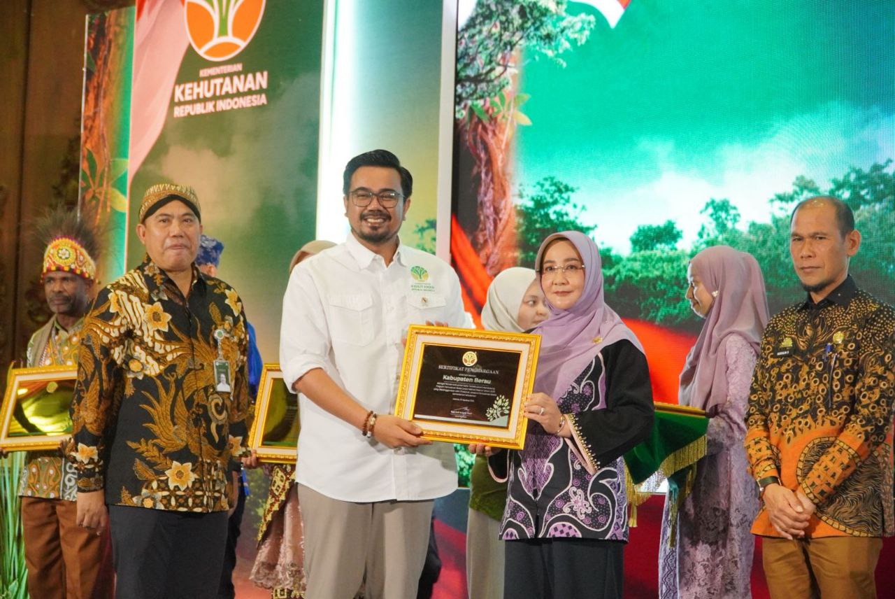 Dukung Program Perhutanan Sosial, Bupati Berau Terima Penghargaan Terbaik di Tingkat Nasional