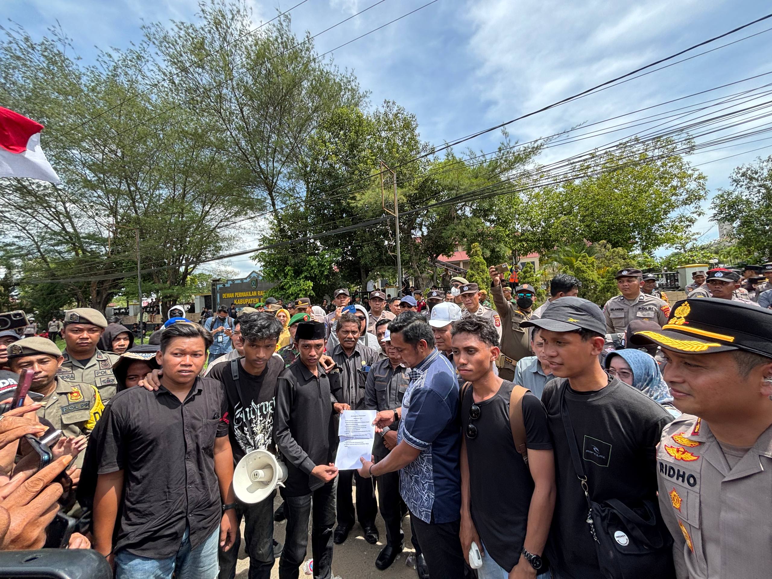 Situasi Sempat Memanas, Unjuk Rasa Ratusan Mahasiswa di Berau Berakhir Damai