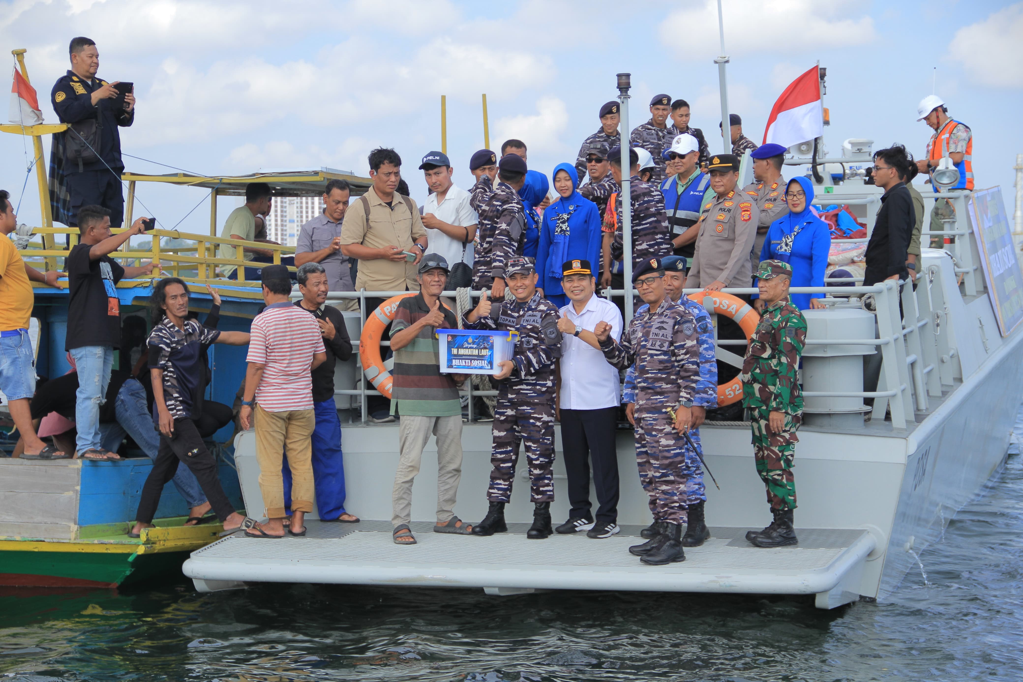 TNI AL Bagikan 250 Paket Sembako ke Nelayan di Sekitar Kawasan IKN