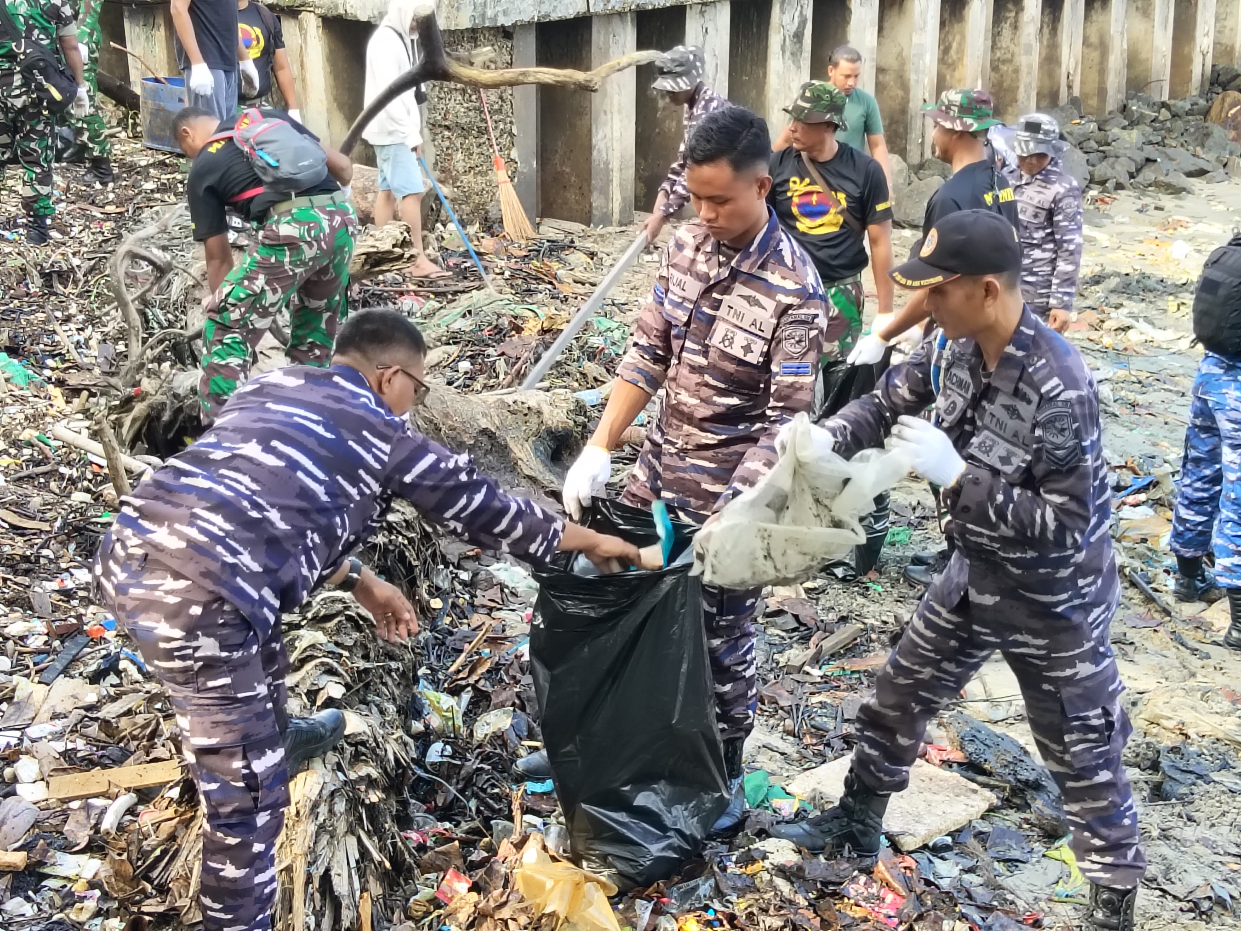 Ajak Warga, TNI AL Bersihkan Sampah di Pesisir Pantai Melawai