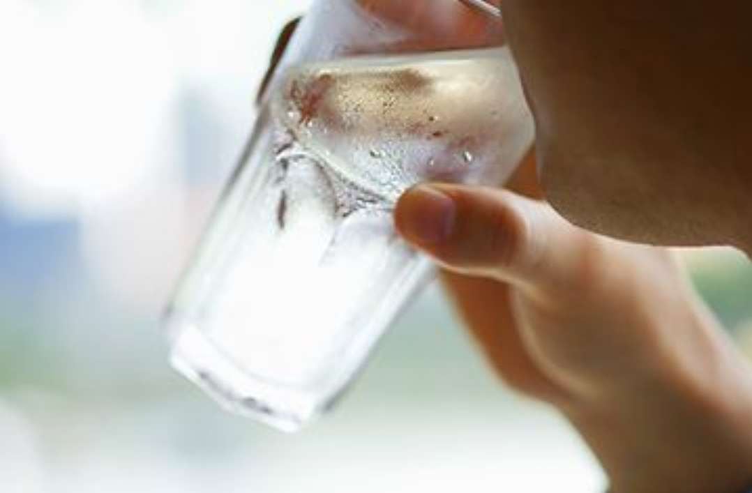 Waspada! Ini Bahaya Minum Air Sambil Berdiri bagi Kesehatan