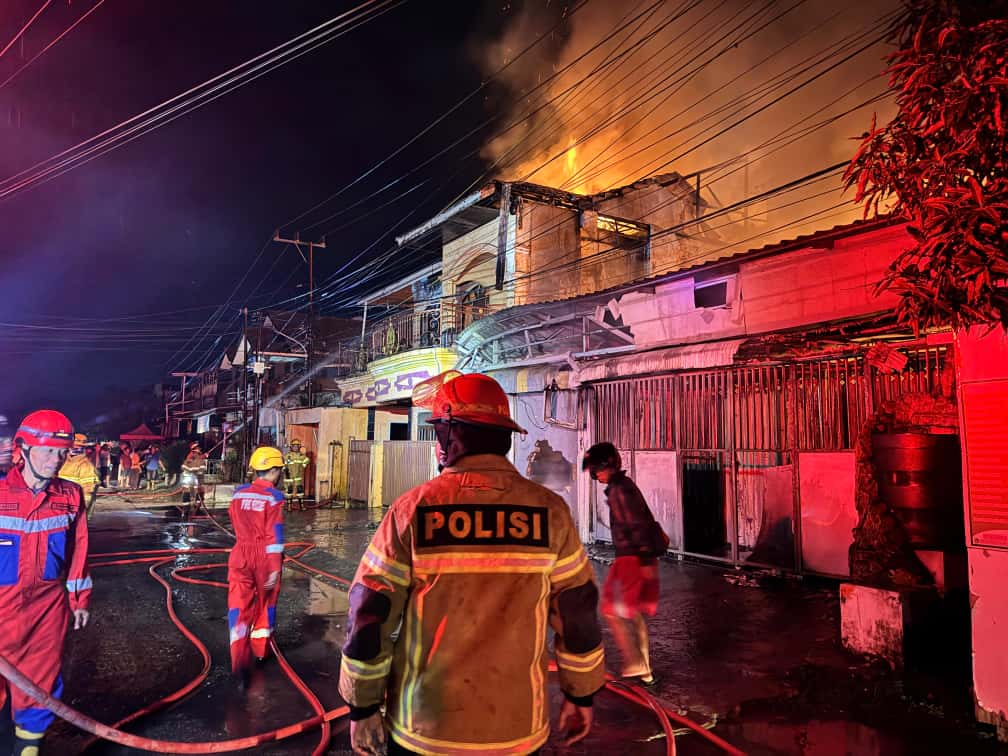 Tiga Bangunan di Graha Indah Terbakar