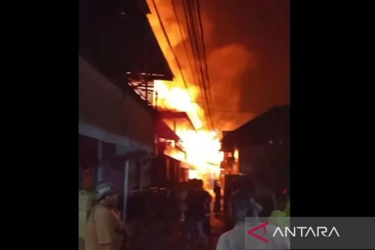 kebakaran Samarinda, kebakaran Jalan Diponegoro, Disdamkar Kota Samarinda, rumah terbakar Samarinda, korsleting listrik Samarinda