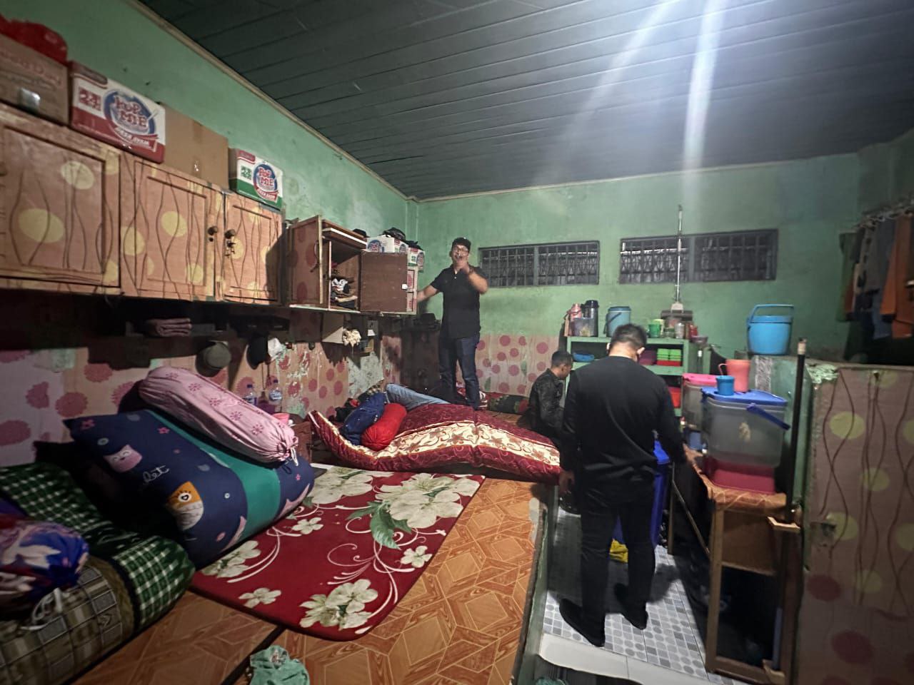 Kalapas Tenggarong Pimpin Razia Malam Hari, Temukan HP dan Sajam Modifikasi ‎