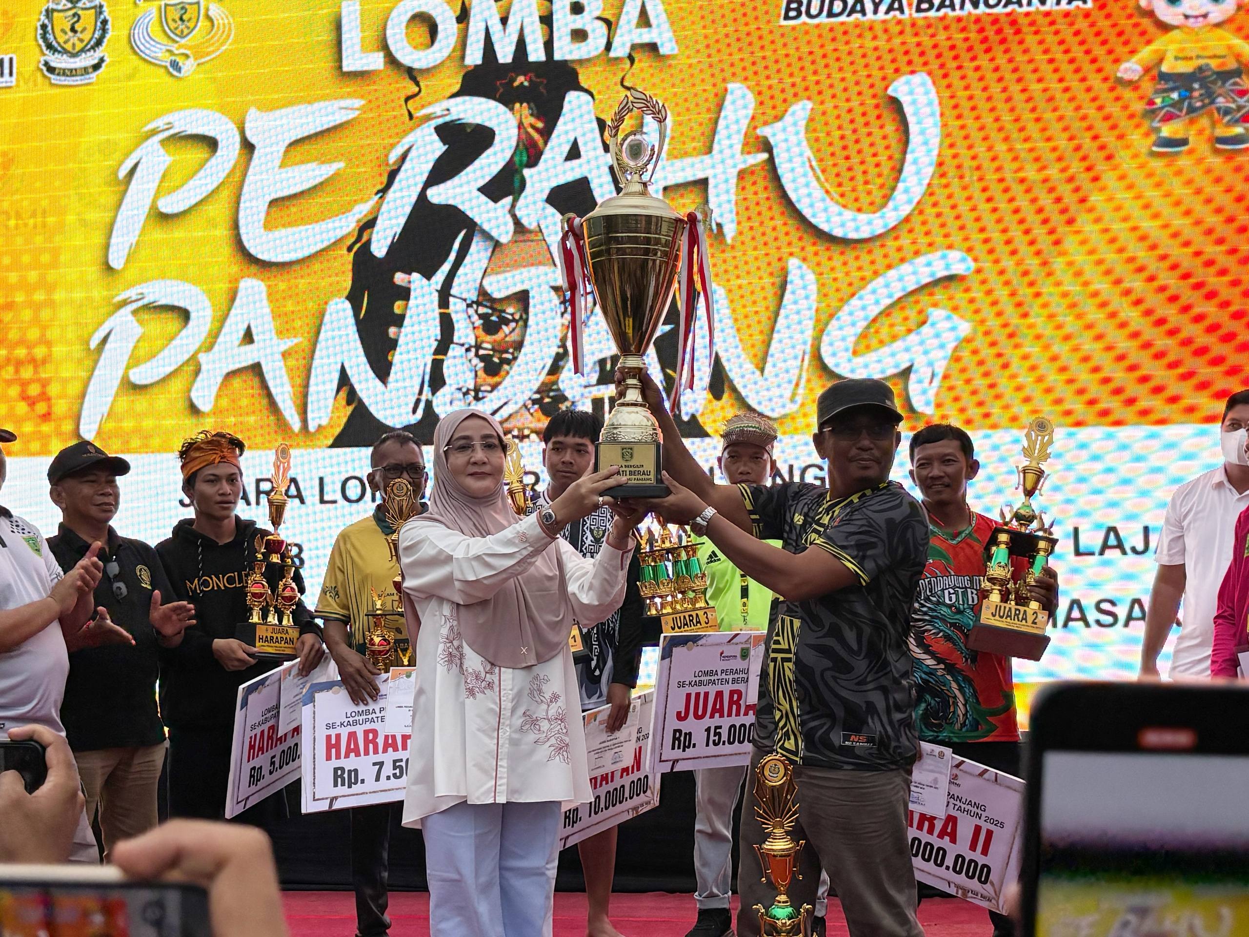 Lomba Perahu Panjang Tahun 2025 Meriah, Bupati Pesan Lestarikan Tradisi dan Jaga Kebersihan Sungai
