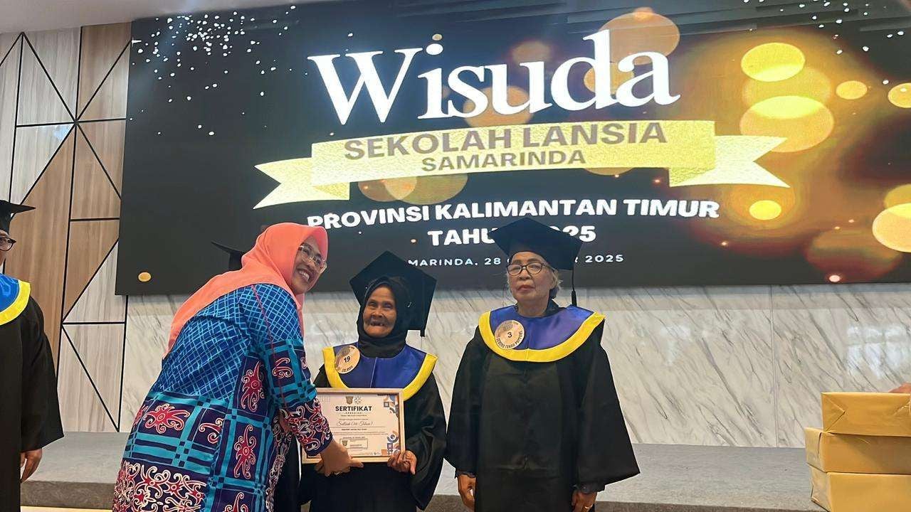 Sekolah Lansia Samarinda, DPPKB Samarinda, Lansia Aktif, Lansia Mandiri, Wisuda Sekolah Lansia