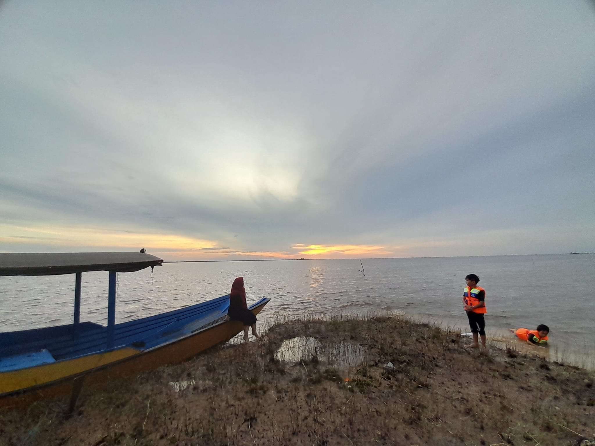 Warga Desa Pela Gelar Aksi Bersih Sungai Mahakam Demi Selamatkan Pesut Langka
