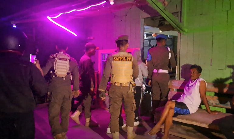 Razia Satpol PP Kaltim Ungkap Praktik Prostitusi Berkedok Kafe di Samarinda