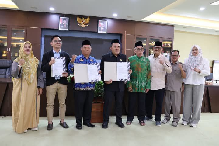 ‎Kuota Haji Kukar Kena Pangkas Gila-gilaan! Puluhan Calon Haji Mengadu ke  DPRD Kukar