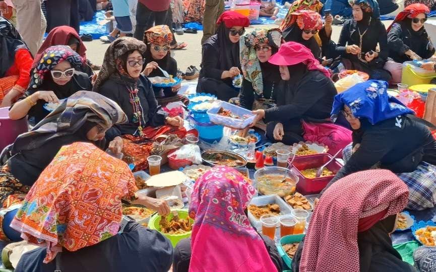 Festival Gemeoh Melak, budaya Melayu, Kutai Barat, Makan Bekeroboq, Becolek Pupur