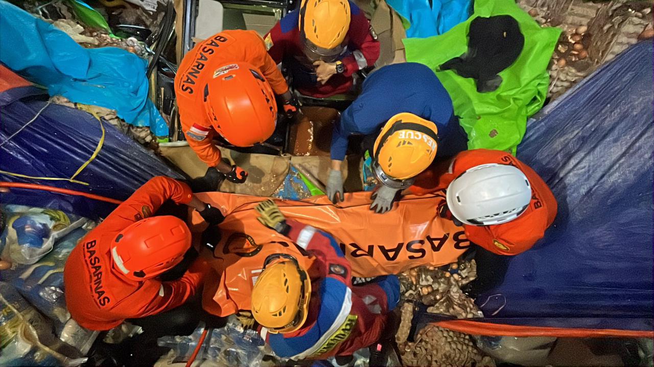 KM Dharma Kartika Doyong di Semayang, 4 Orang Terjepit Kendaraan, 1 Tewas