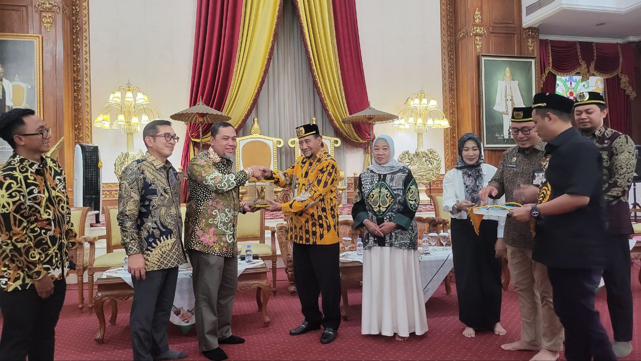 Direksi Pertamina Kilang Sowan ke Sultan Kutai, Klarifikasi Protokoler Posisi Duduk Saat Peresmian RDMP