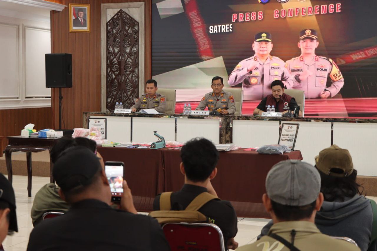 Polres Kukar Sita 1 Kg Sabu-Sabu, Dua Orang Ditangkap, 1 Diburu