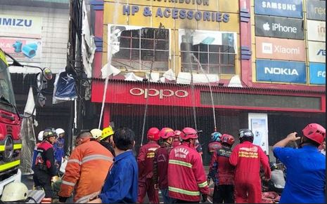 Kebakaran Toko Surya Phone Samarinda Hebohkan Pasar Pagi, Api Diduga Korsleting AC