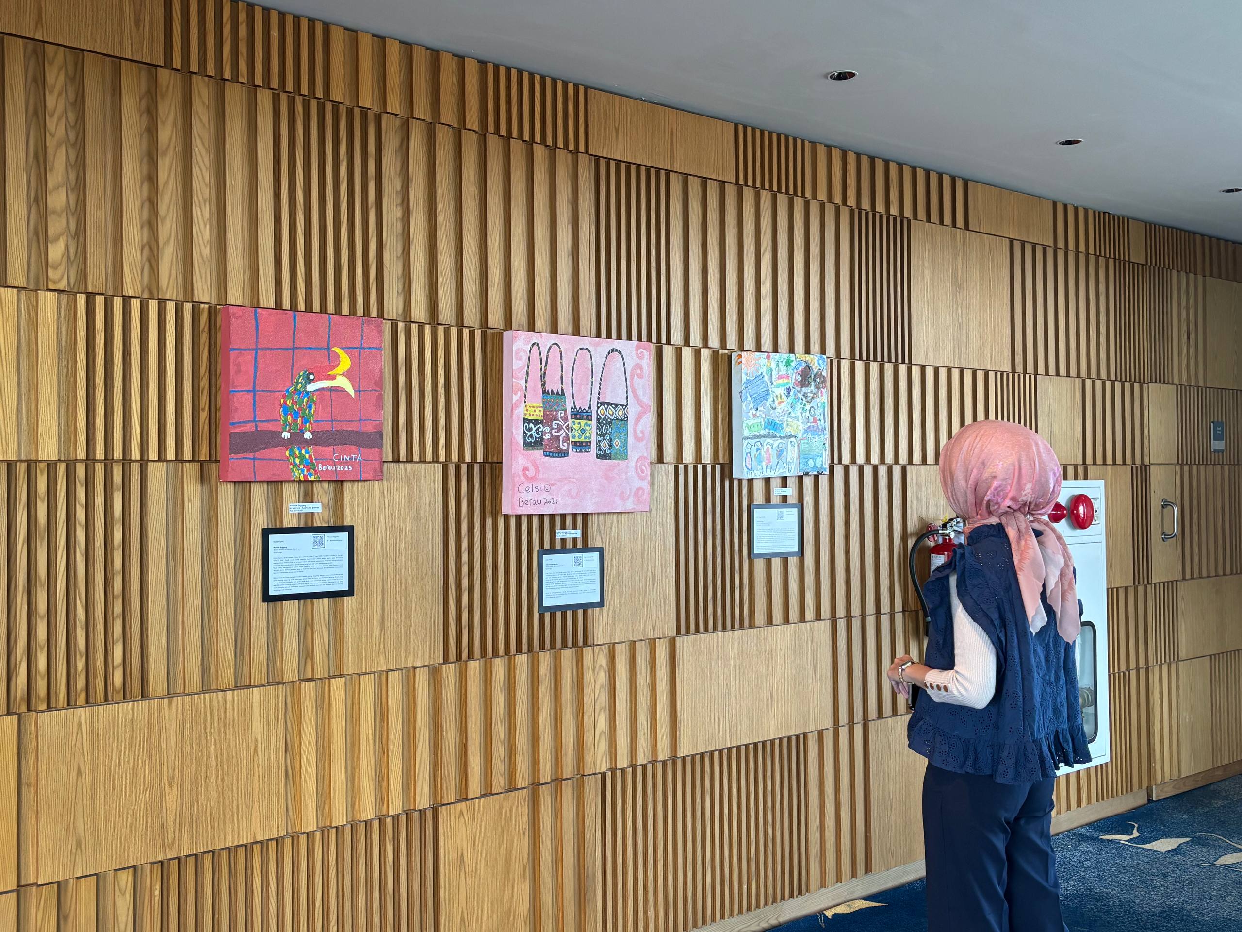 Pameran Merayakan Kita Hadir di Mercure Berau, Dua Karya Diborong Tamu Asal Jerman