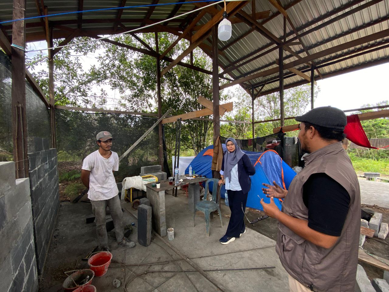 Limbah Sawit Diubah Jadi Bata Ringan, Dua Pemuda Desa Muai Curi Perhatian Sri Muryani
