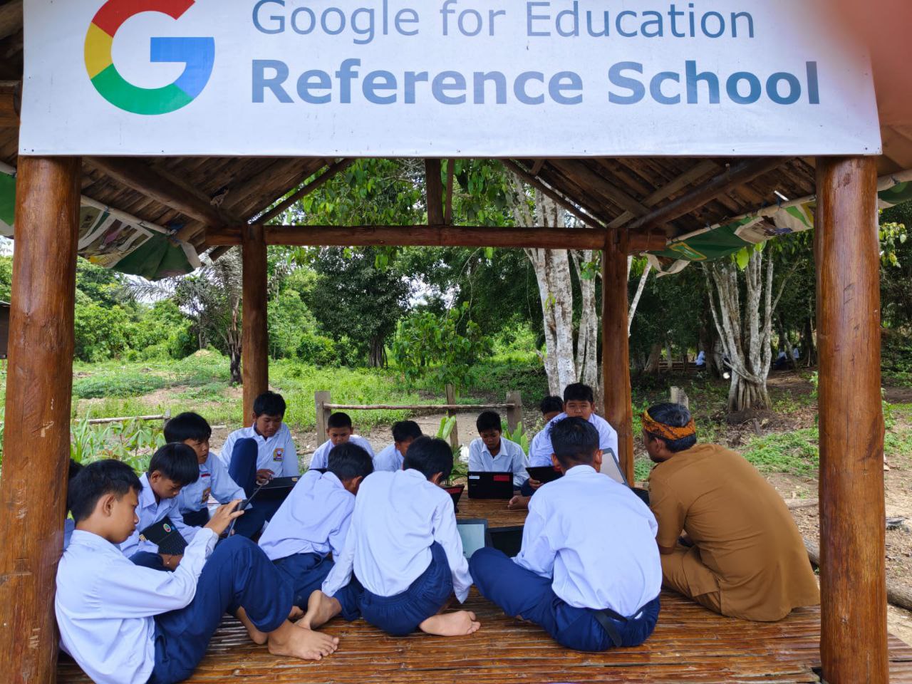 Tak Punya Rumah Dinas, Guru Sekolah Rintisan Google Ini Nginap di Ruang Guru