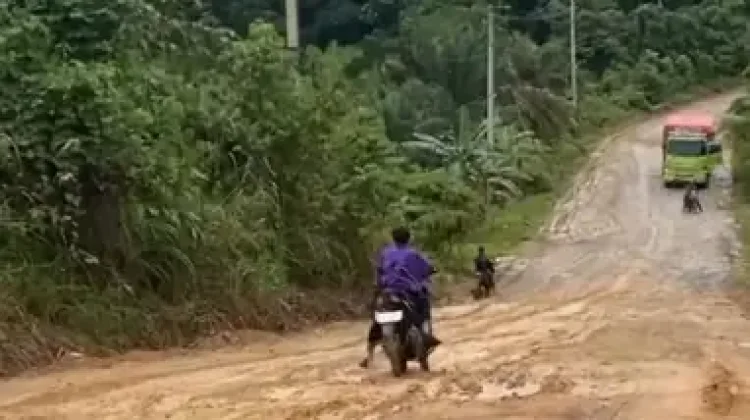 Warga Kutai Barat Desak Aturan Tegas Jalan Rusak
