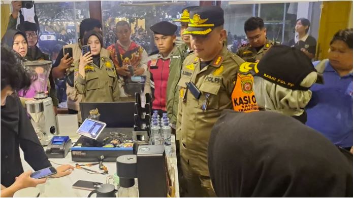 Satpol PP Samarinda razia THU Ramadan, tempat hiburan umum, jam operasional Ramadan, kafe dan angkringan, penertiban THU