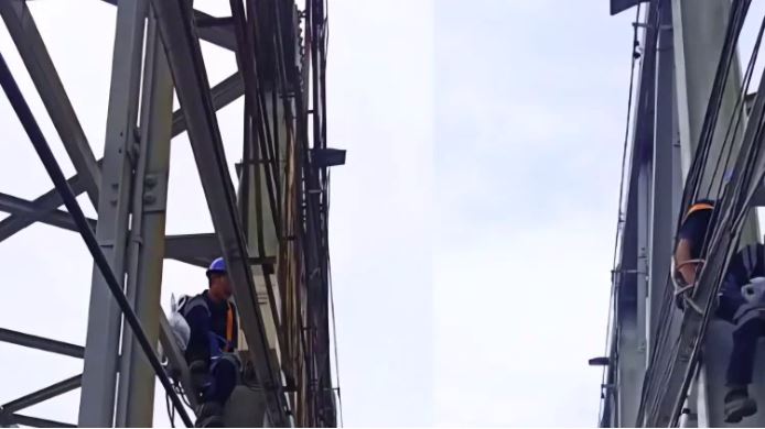 sistem navigasi Jembatan Mahakam, Port Entry Light, sensor pemantauan perairan, Sungai Mahakam, keselamatan pelayaran