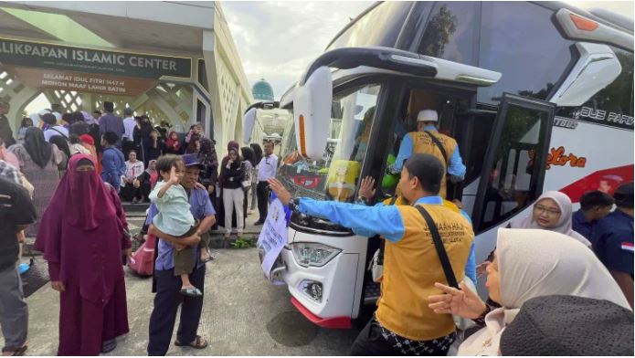 Suasana Haru Iringi Pelepasan 360 Jemaah Haji Kloter 2 Balikpapan