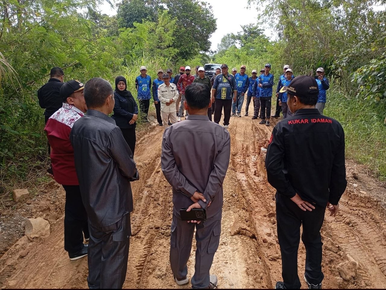 DPRD Kukar Tinjau Jalan Penghubung Tiga Desa yang Rusak Parah