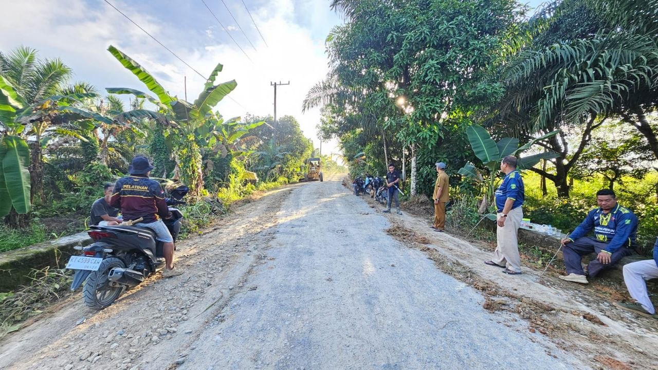Perbaikan Jalan Benua Puhun-Rantau Hempang Dilakukan Swadaya