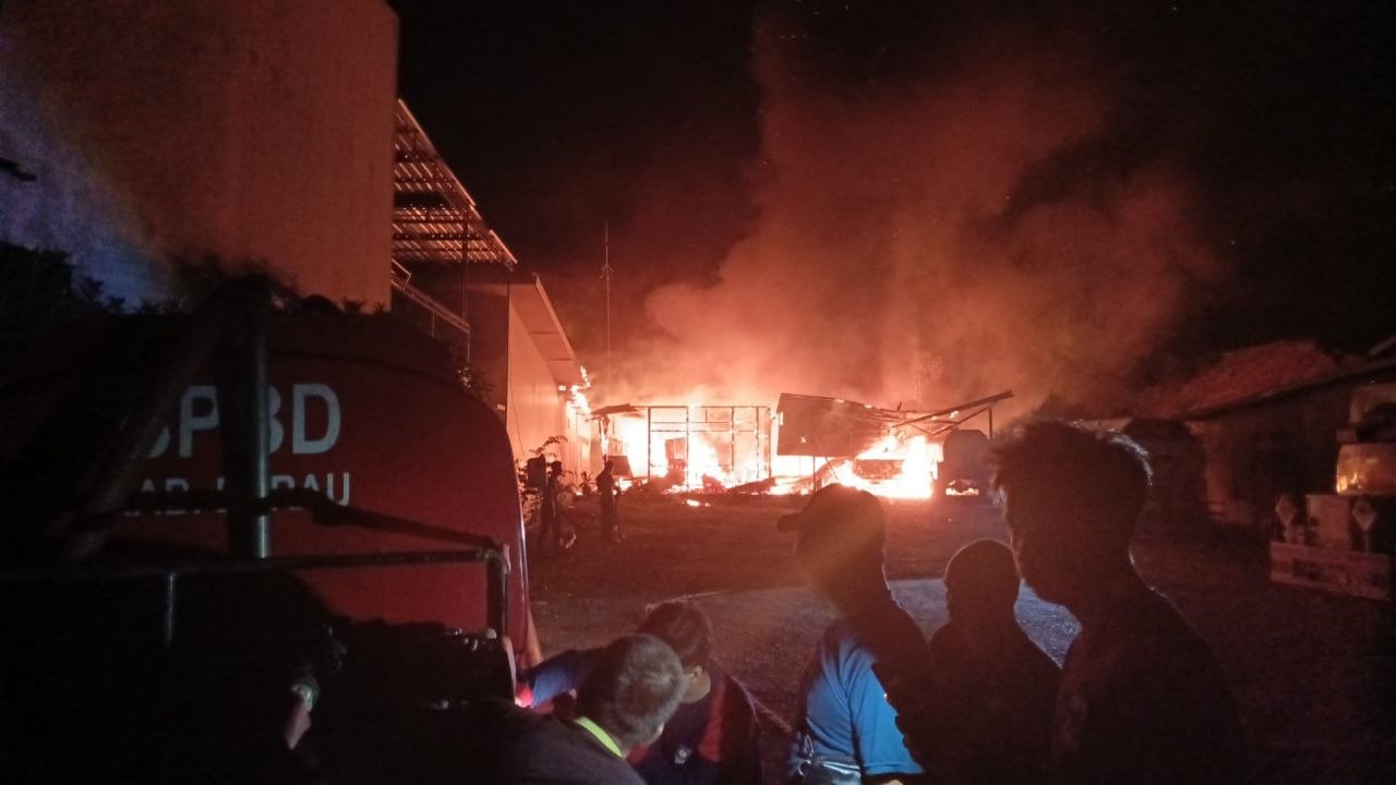 Kantor PT Tumbu Surya di Gunung Tabur Terbakar