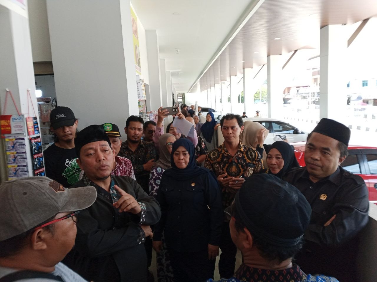 Ketua DPRD Kukar Paksa Buka Palang Parkir Digital di Tangga Arung Square