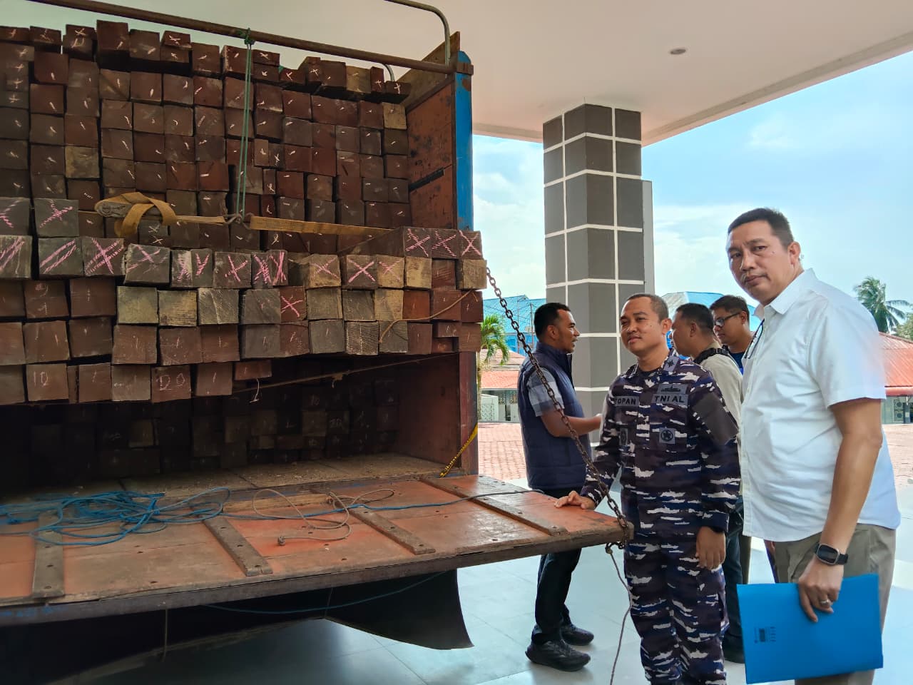 Lanal Balikpapan Gagalkan Upaya Penyelundupan 116 Batang Kayu Ulin Tanpa Dokumen