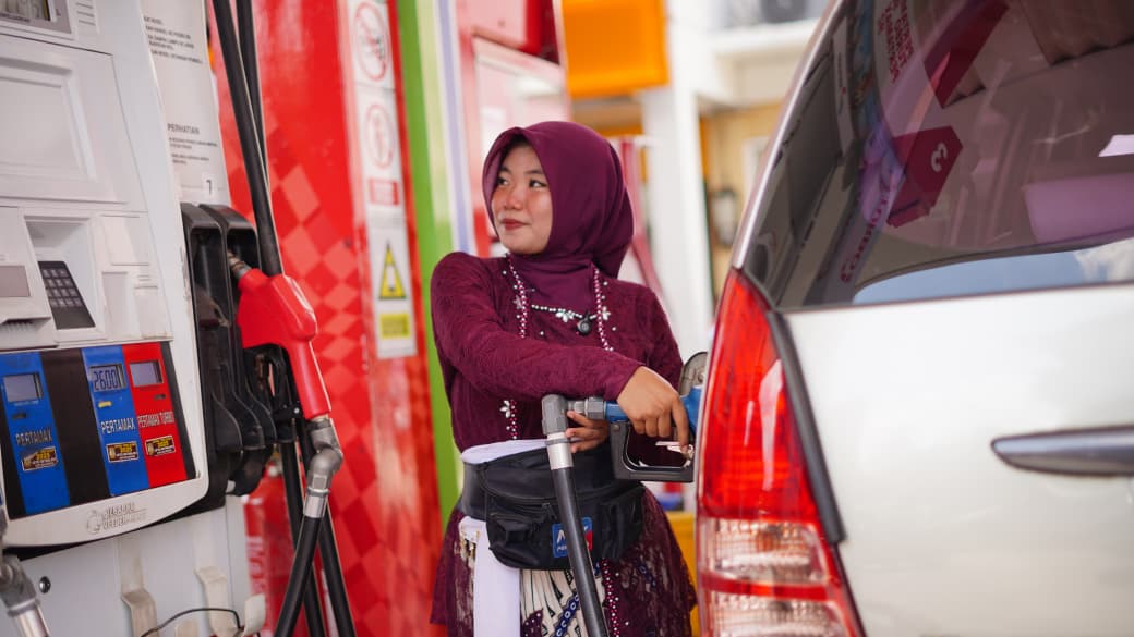 Rayakan Hari Kartini, Pertamina Patra Niaga Regional Kalimantan Apresiasi Pengendara Perempuan di SPBU Kota Balikpapan