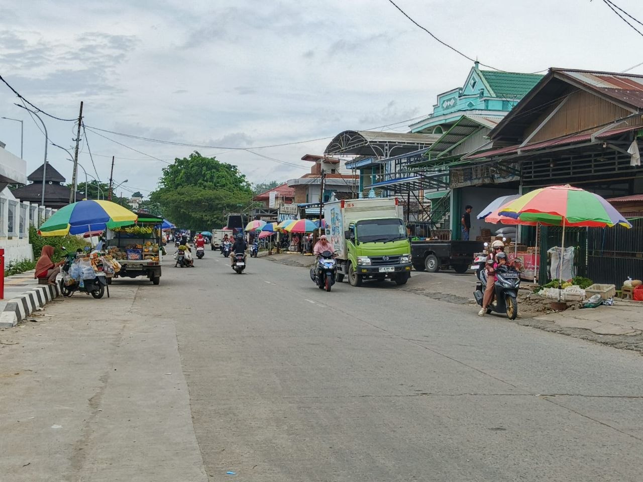 Pasar Tumpah Dikeluhkan Pedagang Pasar Mangkurawang, Disperindag: Rumit Menertibkan